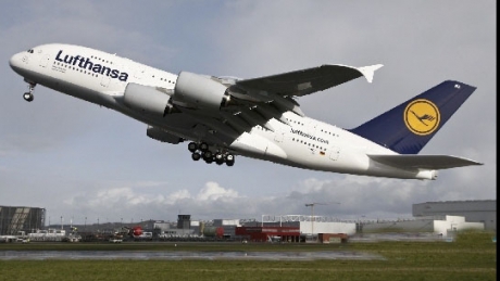 Lufthansa vrea stewardese din Romania